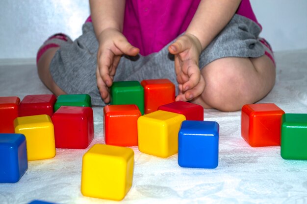 Foto el niño juega en cubos el desarrollo del niño.