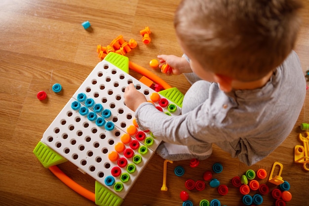 El niño juega con un diseñador infantil.