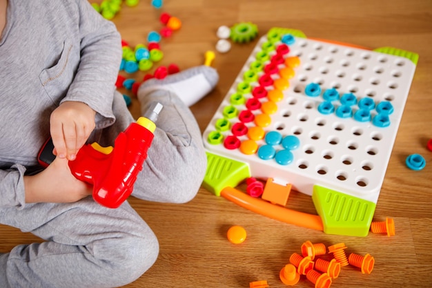 Foto el niño juega con un diseñador infantil.