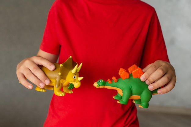Un niño juega con figuras de animales.