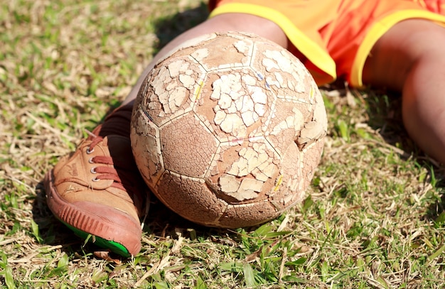 El niño Juega fútbol.