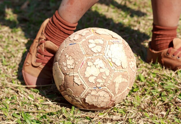 El niño Juega fútbol.