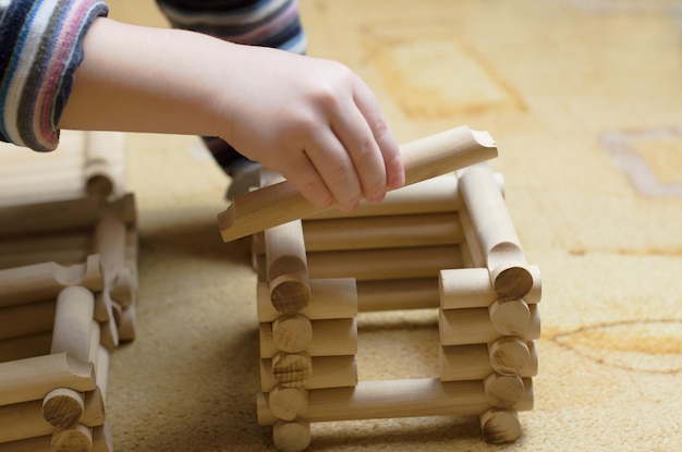 Niño juega con un juego de construcción de madera