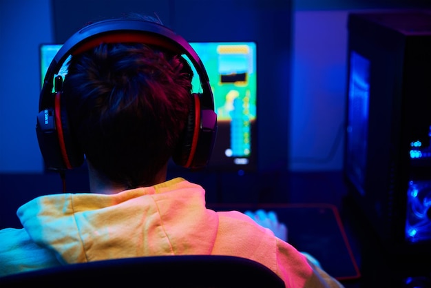 Niño juega juegos de computadora en casa adicción a los juegos