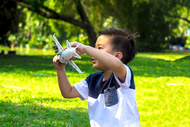 niño juega con juguetes en el parque