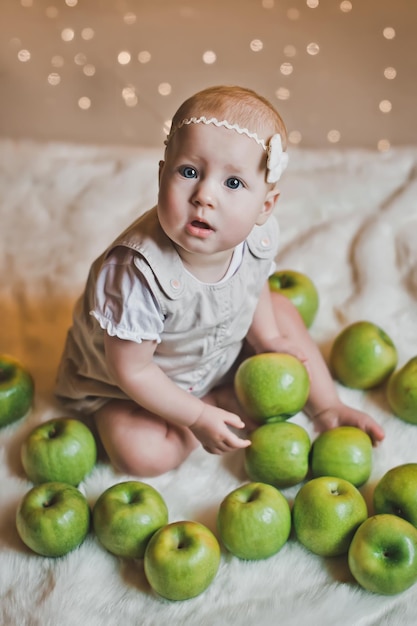 El niño juega con manzanas 2926