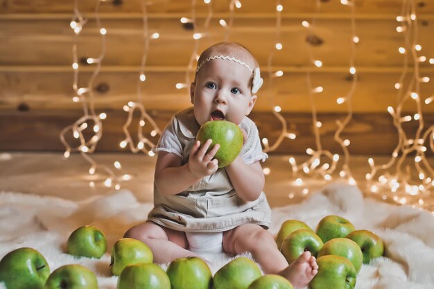 El niño juega con manzanas 2931