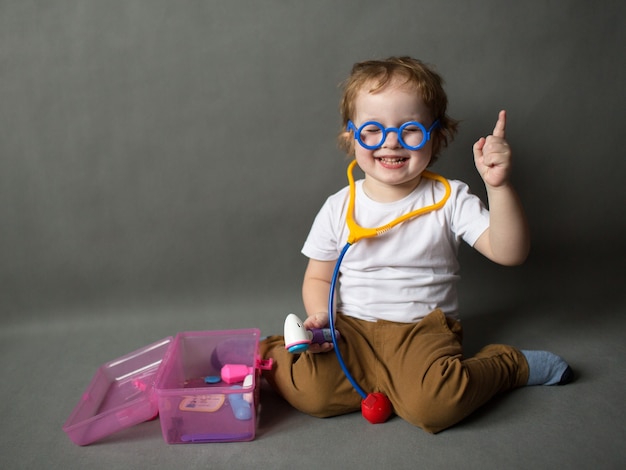 Niño juega a los médicos