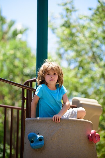 Niño juega en un parque infantil. Concepto de vida infantil deportiva.