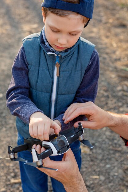 Niño juega con su drone en el parque