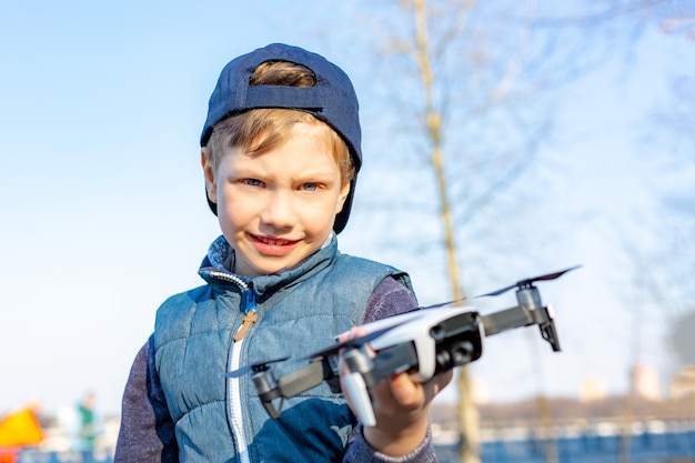 Niño juega con su quadrocopter