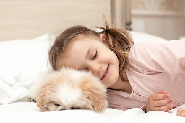 niño, juego, bebé, perrito, niña, y, perrito, perro, sueño, cama, en casa, animal, cuidado, amistad, gente, y, mascota
