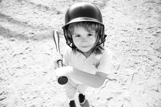 Niño jugador de béisbol enfocado listo para batear Niño sosteniendo un bate de béisbol