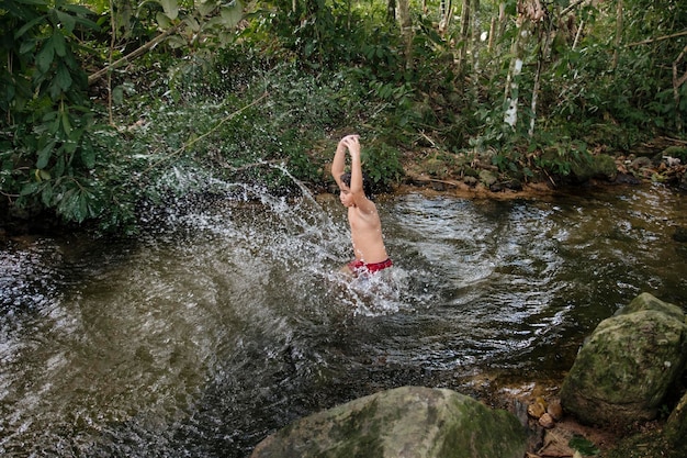 Niño jugando en el agua y divirtiéndose