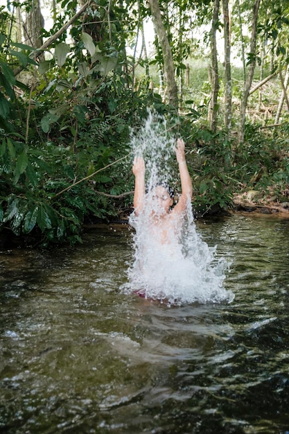 Niño jugando en el agua y divirtiéndose