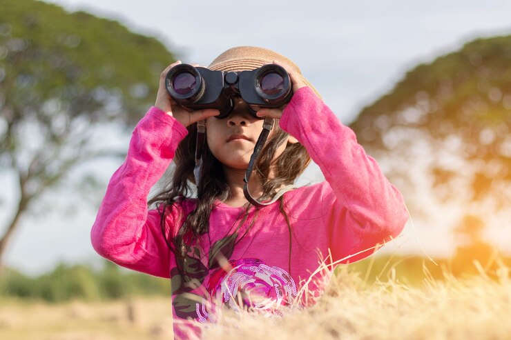 Niño jugando al aire libre. Concepto de viajes y aventuras