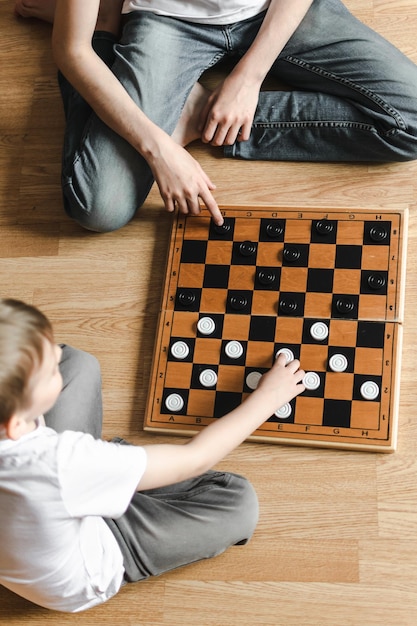 niño jugando al ajedrez con un niño