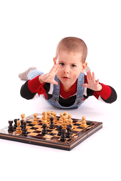 niño jugando al ajedrez