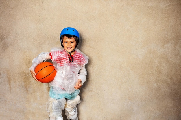 Foto niño jugando al baloncesto