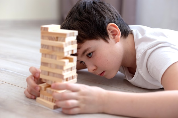 Un niño jugando al bosque en el suelo.