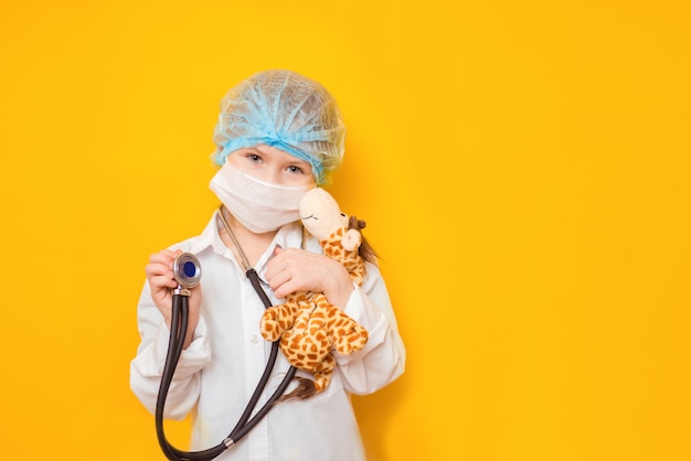 Niño jugando al doctor con jirafa animal de juguete. Pediatra para niños de preescolar y jardín de infantes. Concepto de pediatría, asistencia sanitaria y personas