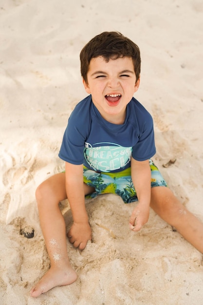 Niño jugando en la arena de la playa