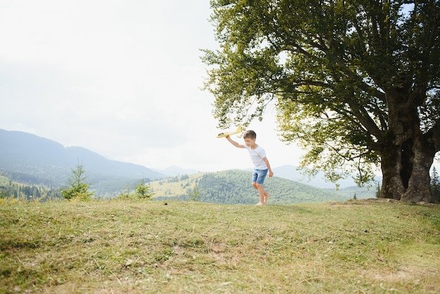 Niño jugando con avión de juguete