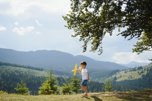 Niño jugando con avión de juguete