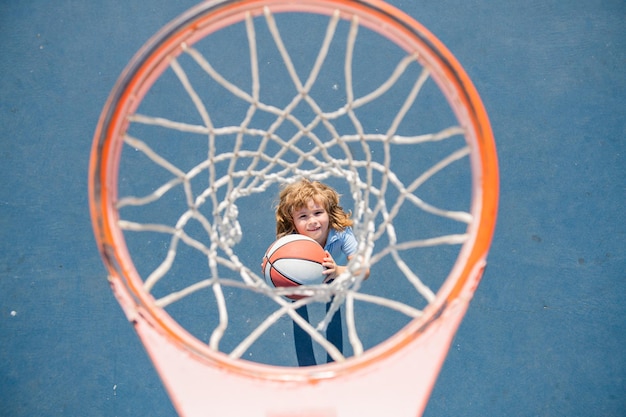 Niño jugando baloncesto Actividad y deporte para niños