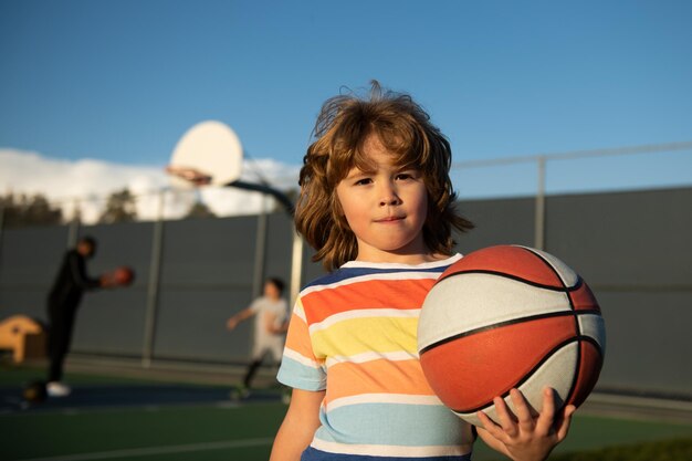 Niño jugando baloncesto con estilo de vida de niños activos de baloncesto