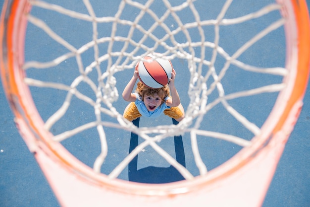 Niño jugando baloncesto niños estilo de vida deportivo niños actividad deportiva