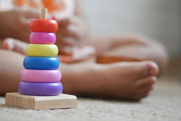 Niño jugando con un bebé juguetes en la cama concepto de desarrollo infantil