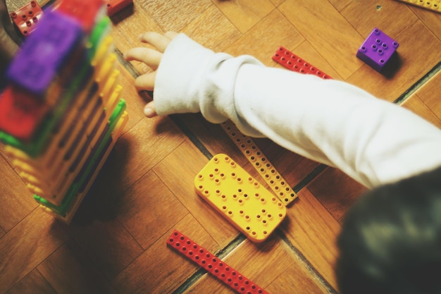 Foto niño jugando con bloques de construcción