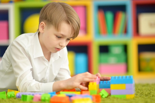 niño jugando con bloques