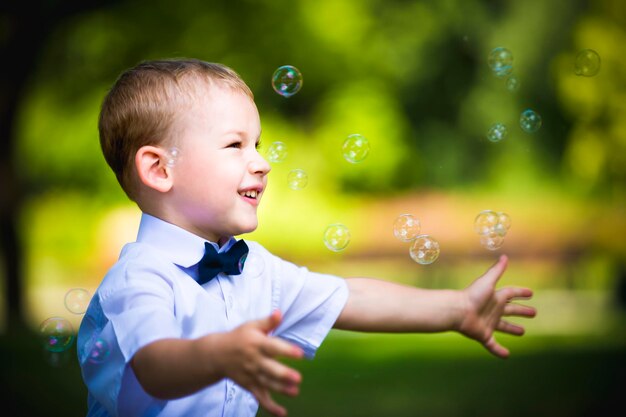 Foto niño jugando con burbujas