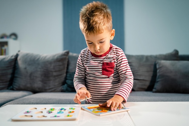 Niño jugando en casa.