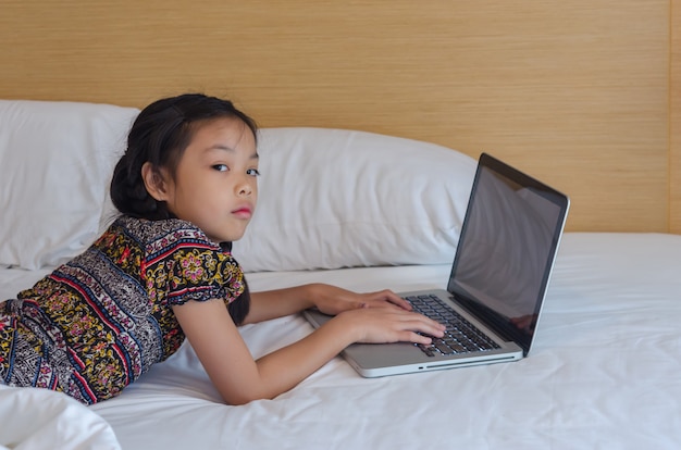 Niño jugando computadora portátil