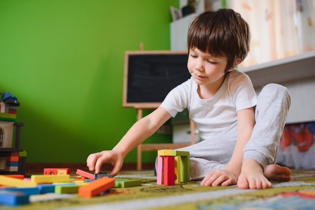 Niño jugando constructor en casa