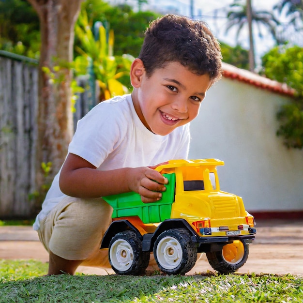 Foto niño jugando crianca brincando coche de niño