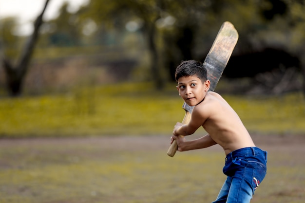 Niño jugando cricket