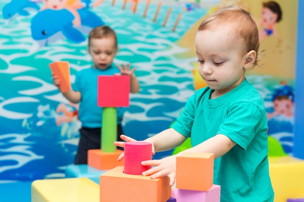 Niño jugando con cubos