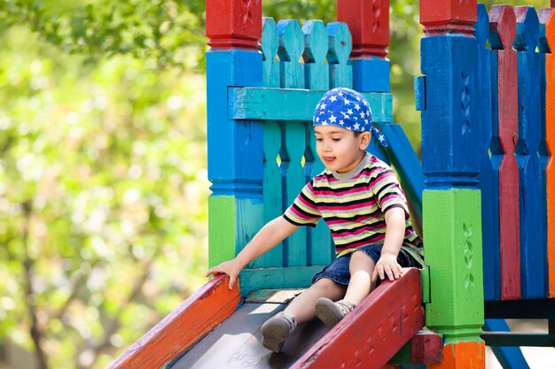 Niño jugando en la diapositiva