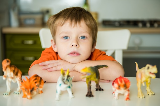 Niño jugando con dinosaurios