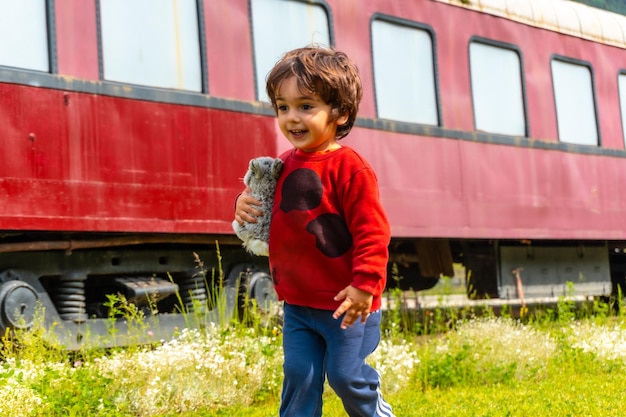 Niño jugando y disfrutando en la antigua estación de tren de Canfranc en los Pirineos España