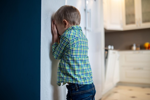 Niño jugando a las escondidas en casa