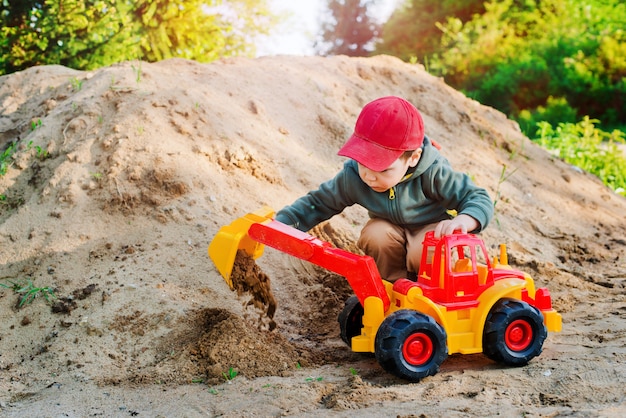 Niño jugando en la excavadora de arena