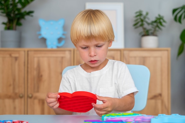 Niño jugando con fidget toy en casa