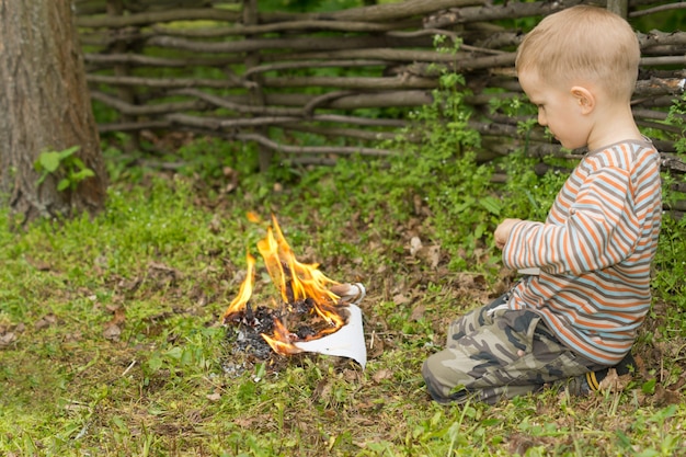 Niño jugando con fuego