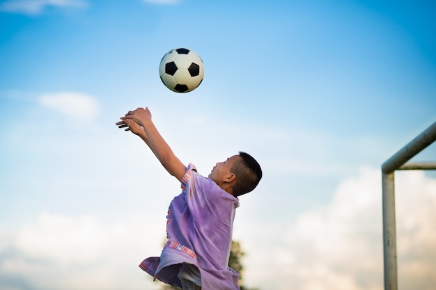 Foto niño jugando fútbol fútbol como portero, lo que es una buena actividad de ejercicio