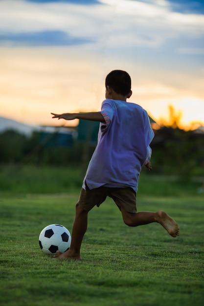 niño jugando fútbol soccer para hacer ejercicio